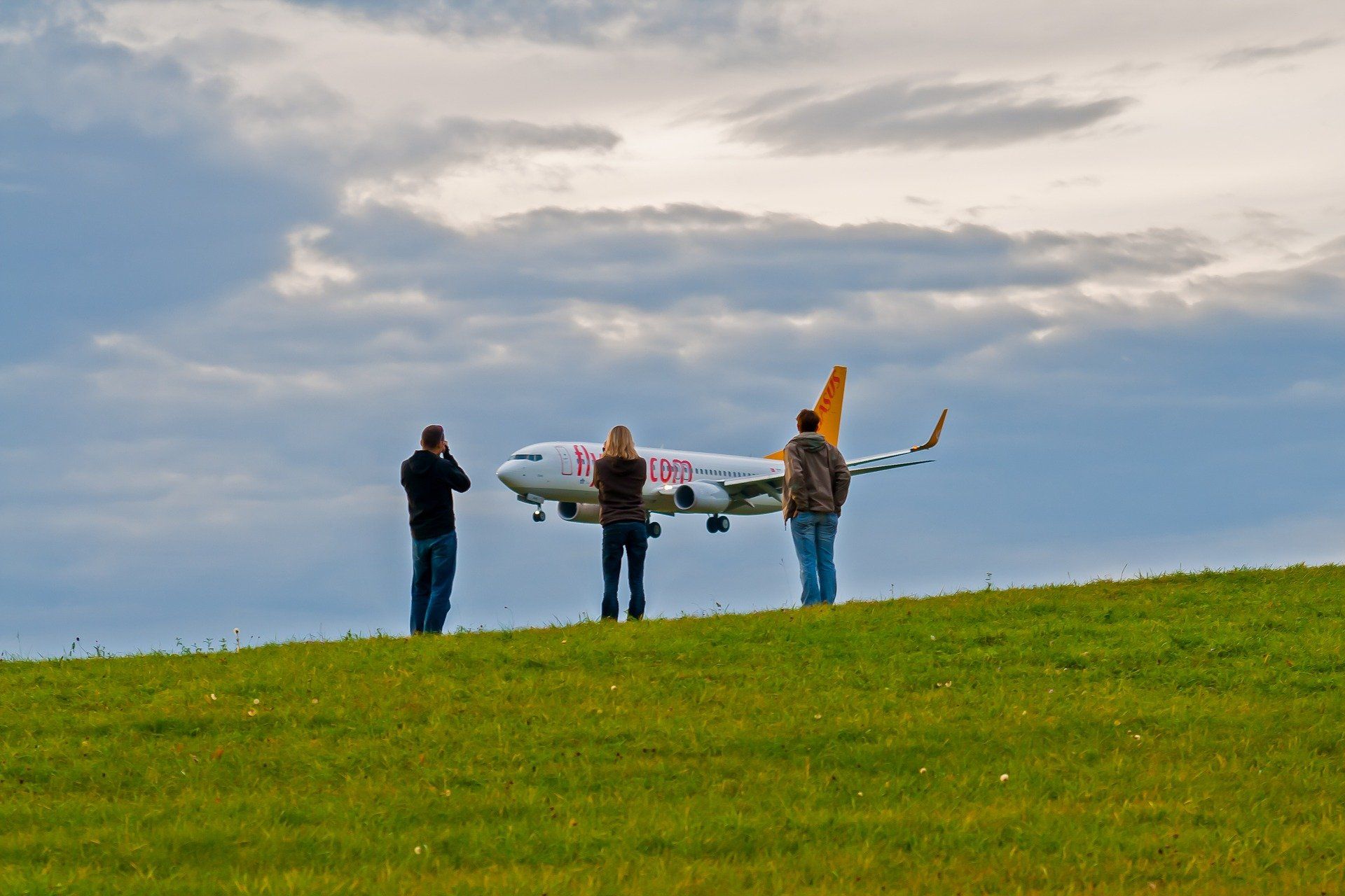 20,900+ Watching Airplanes Stock Photos, Pictures & Royalty-Free Images -  iStock | Watching planes take off, Airplane taking off